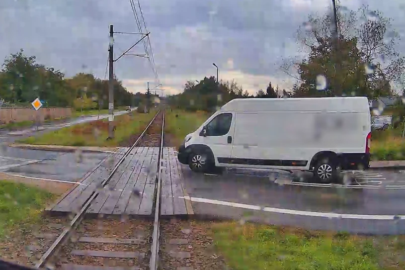 Zignorował STOP i wjechał pod pociąg. Nagranie pokazuje reakcję maszynisty