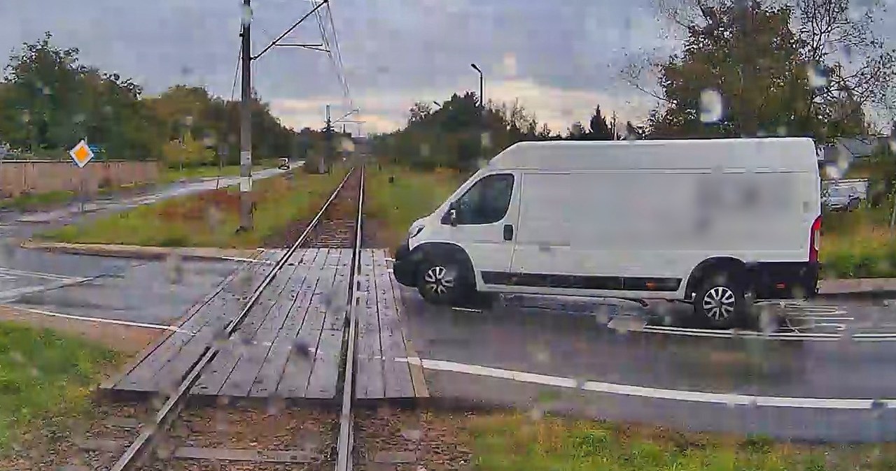 Zignorował STOP i wjechał pod pociąg. Nagranie pokazuje reakcję maszynisty
