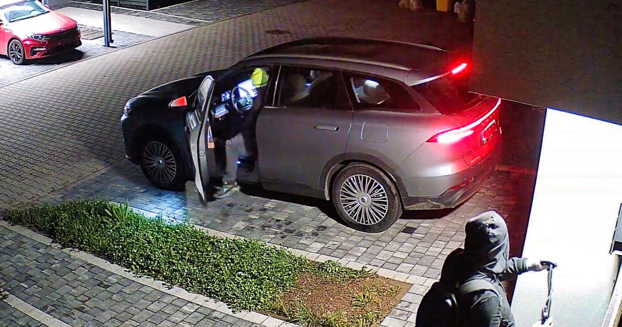 Nocny atak na chińskie auta. Jedno otworzyli w kilka sekund