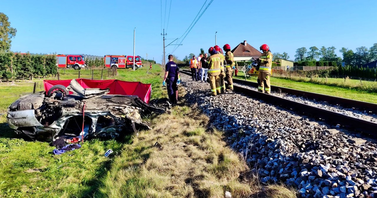 Kopydłów. Samochód wjechał pod pociąg. Jedna osoba nie żyje