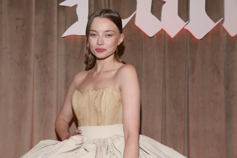 Filmowa Izabela Łęcka na pokazie mody. Jak wypadła Kamila Urzędowska?