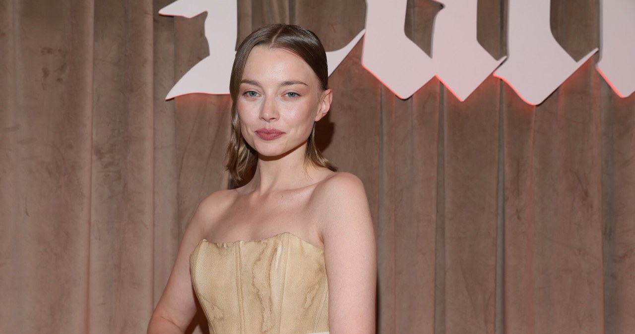 Filmowa Izabela Łęcka na pokazie mody. Jak wypadła Kamila Urzędowska?