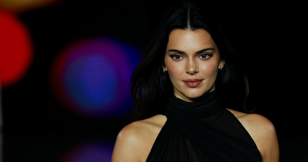 Kendall Jenner w odważnej sukni maxi. Na pokazie skupiła na sobie wzrok