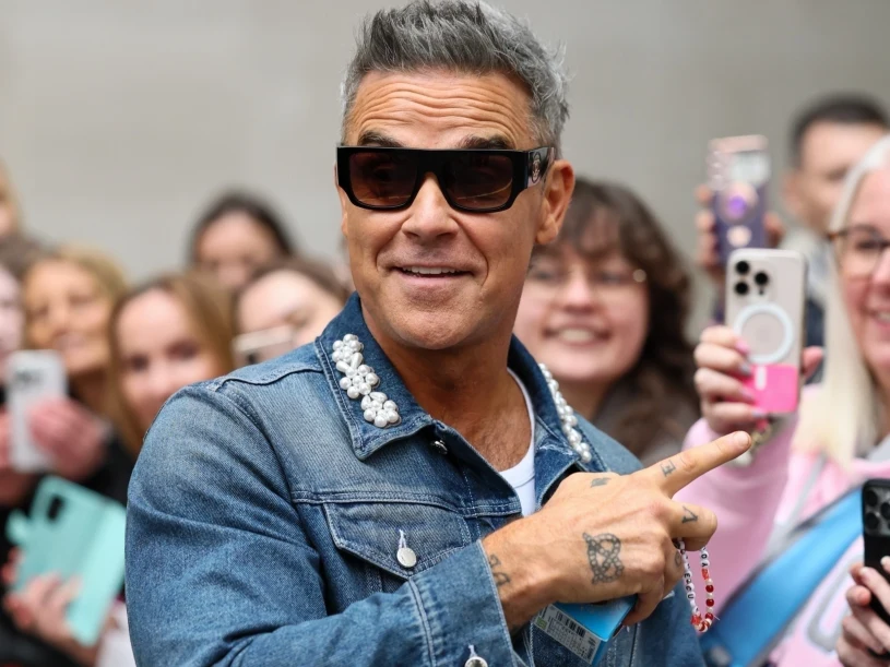 Robbie Williams zaskoczył tłum przed hotelem. "Widać, iż kocha fanów"