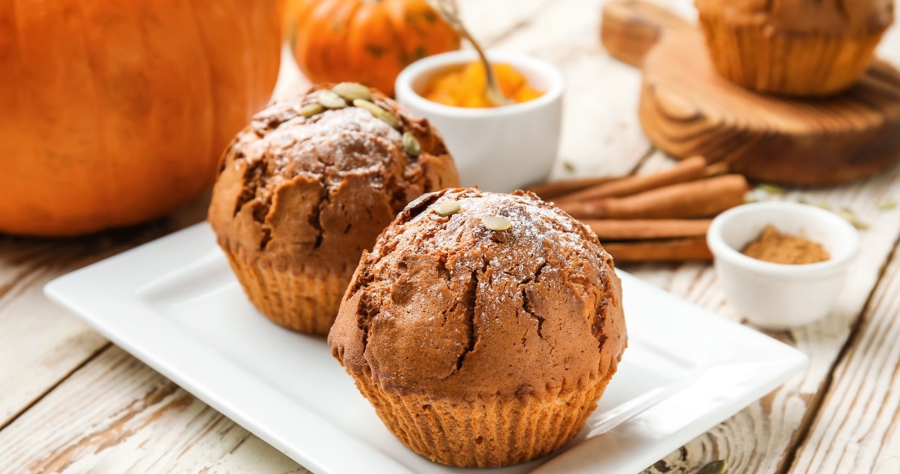 Dyniowe muffinki z białą czekoladą smakują wybitnie. Wykonanie jest banalne