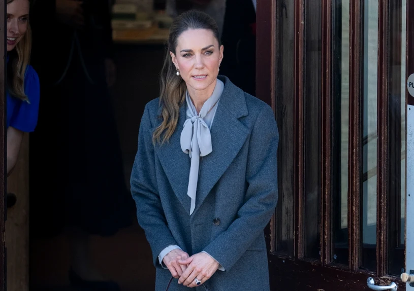 Księżna Kate postawiła na szarość. Jeden szczegół odmienił całą stylizację