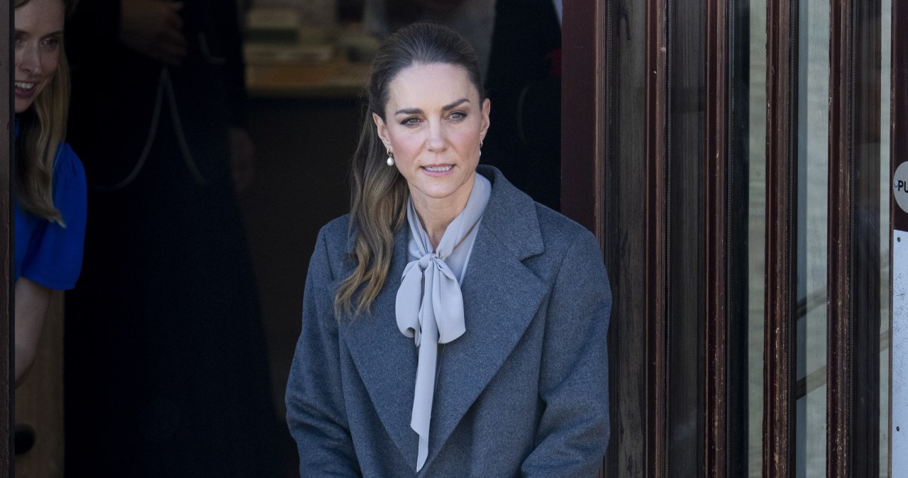 Księżna Kate postawiła na szarość. Jeden szczegół odmienił całą stylizację