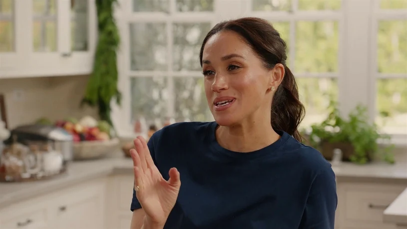 Meghan gotuje i zapowiada niespodzianki. W tle widać jej domową kuchnię