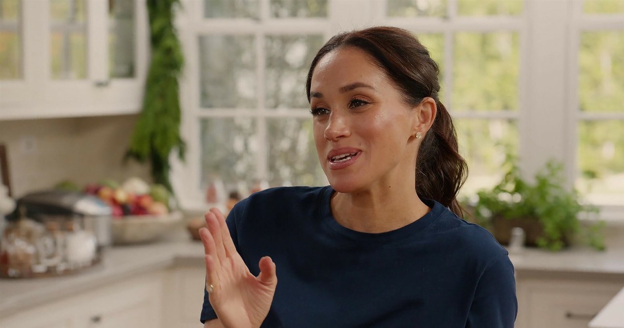 Meghan gotuje i zapowiada niespodzianki. W tle widać jej domową kuchnię