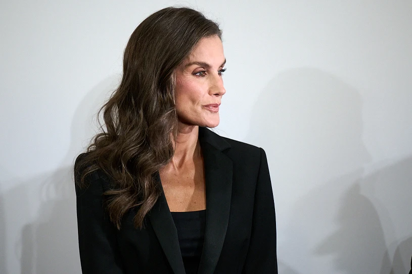 Królowa Letizia znów zachwyca stylem. Wybrała smoking z piórami strusia