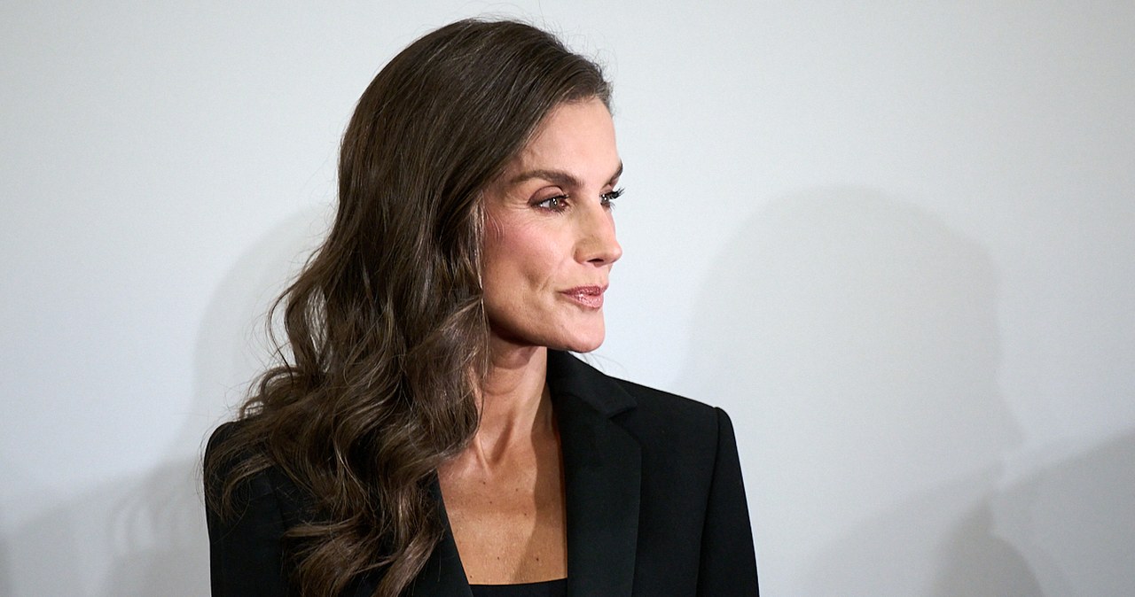 Królowa Letizia znów zachwyca stylem. Wybrała smoking z piórami strusia