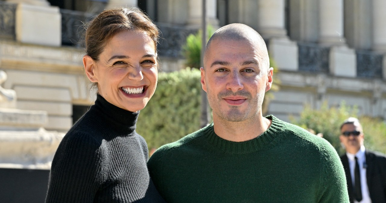 Katie Holmes z ukochanym na Paris Fashion Week. Para skradła show