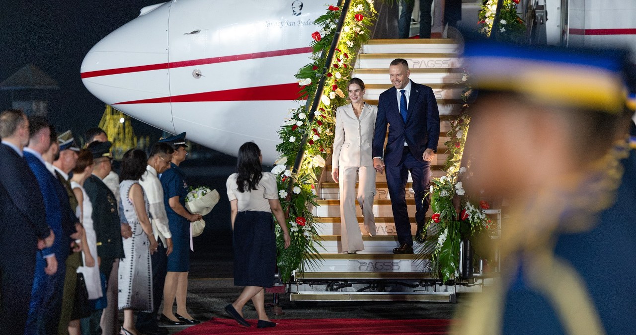 Wyszła z samolotu i zaskoczyła wszystkich. Nawrocka tak się ubrała w podróż