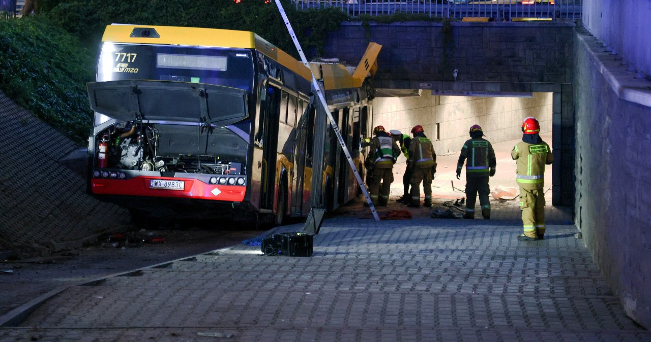 Autobus taranował samochody. Zaskakujący zwrot akcji po wypadku w Warszawie
