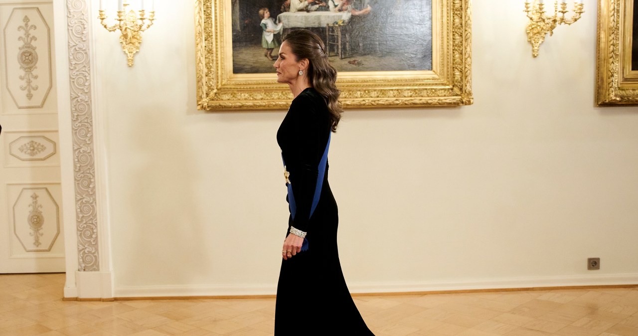 Dwie stylizacje królowej w Finlandii. Wieczorem aksamit, w dzień róż