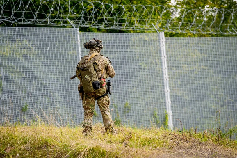 Uzbrojeni ludzie przy granicy kraju NATO. W pewnym momencie wtargnęli