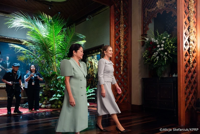 Stylizacja Nawrockiej na Filipinach. Klasyczna garsonka i jeden zgrzyt