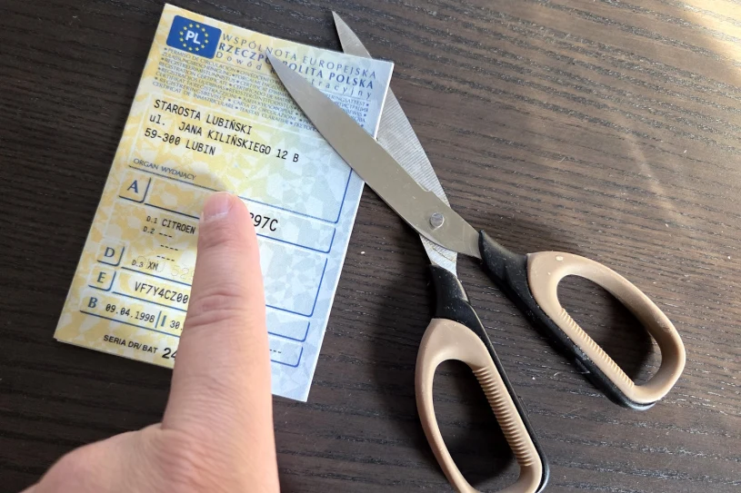 Co dalej z cyfrową rejestracją aut? Kierowcy potną dowody nożyczkami