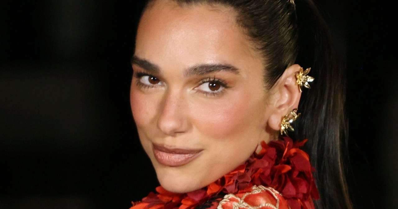 Dua Lipa wyróżniła się w tłumie gwiazd. Buty skrywały zaskakujący detal