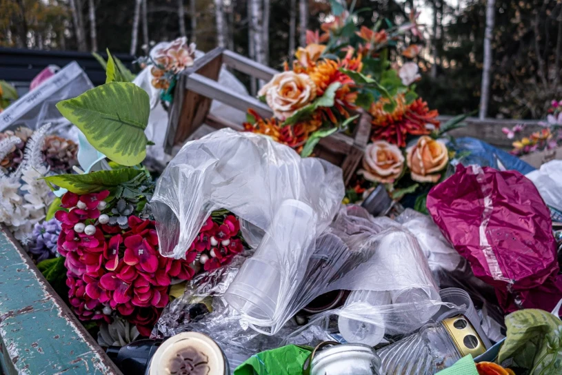 Plastikowe kwiaty na grobach: ekologiczna zmora polskich cmentarzy