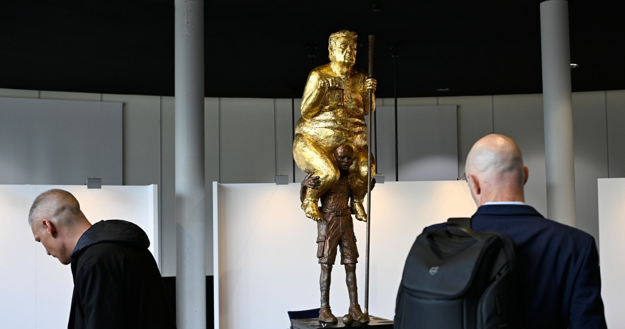 Strasburg. Kontrowersyjna rzeźba w budynku PE. Przedstawia Donalda Trumpa Strasburg. Kontrowersyjna rzeźba w budynku PE. Przedstawia Donalda Trumpa
