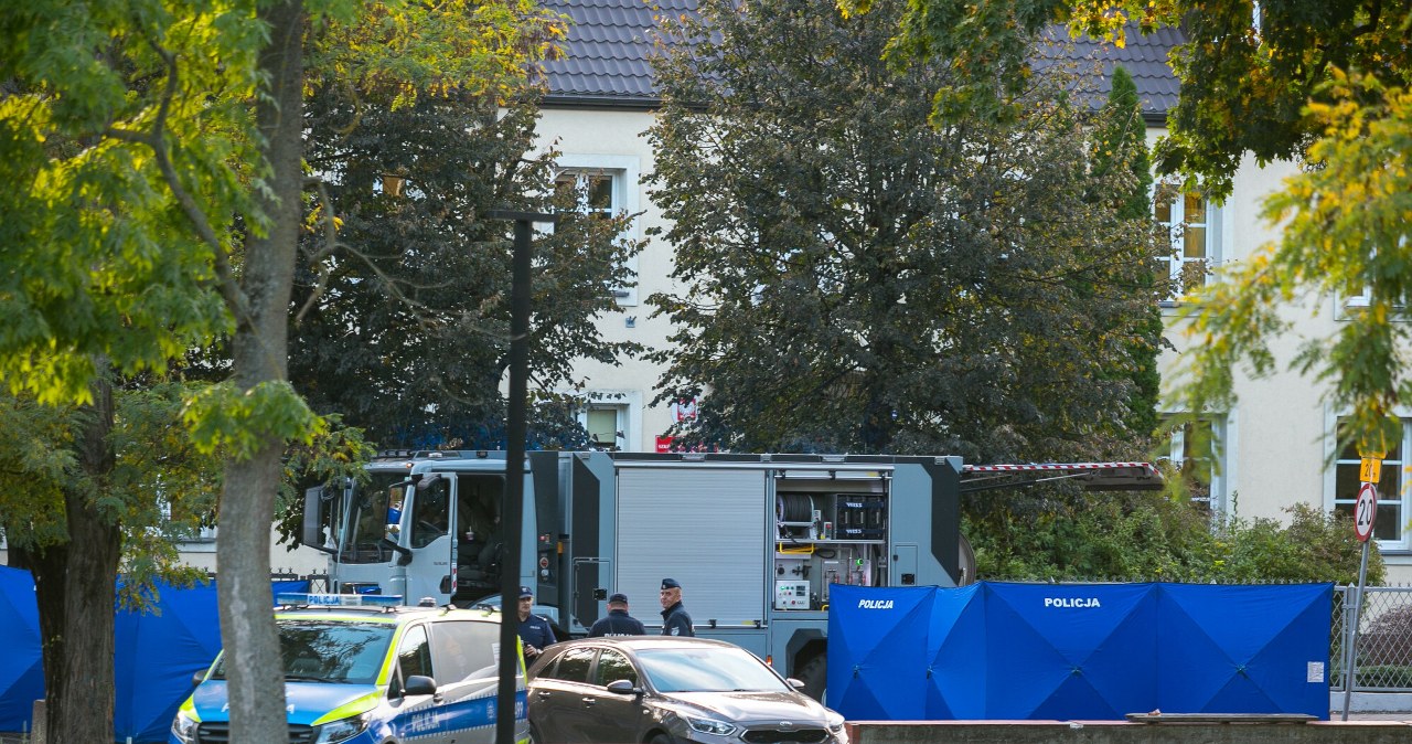 Ewakuacja bloku w Ostrołęce. Pokłosie ataku nożownika w szkole średniej Ewakuacja bloku w Ostrołęce. Pokłosie ataku nożownika w szkole średniej