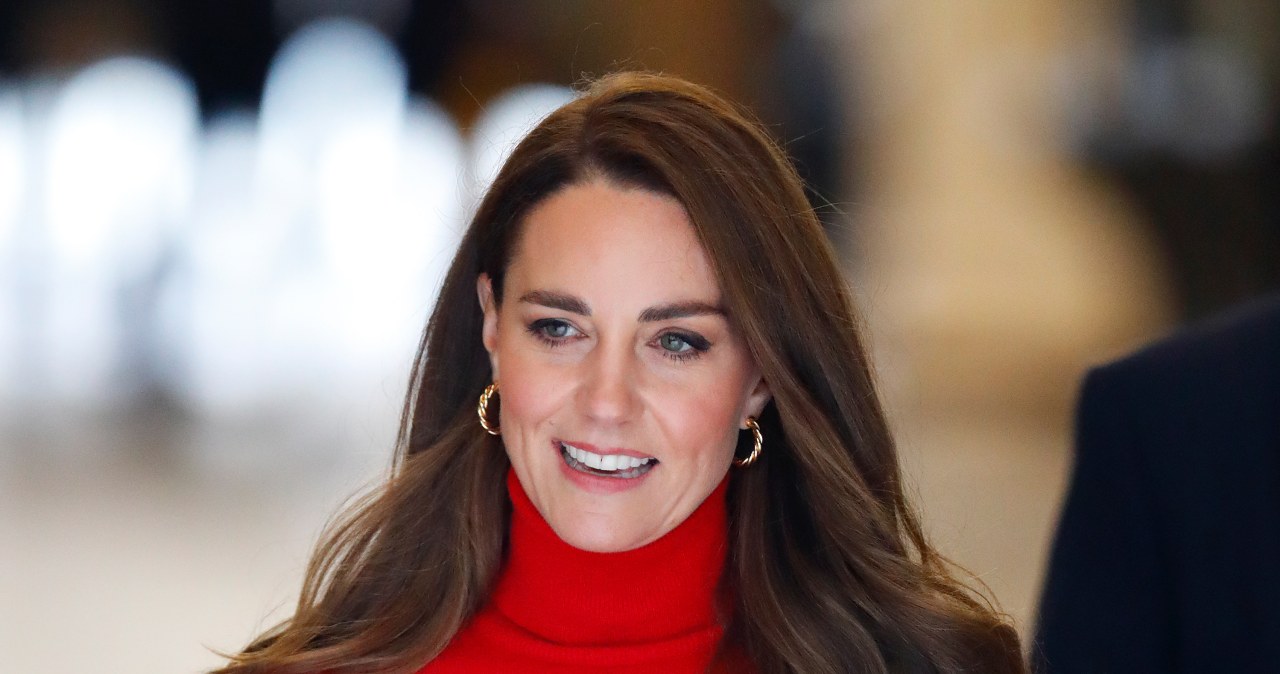 Kate w czerwonej stylizacji zachwyca. To idealny zestaw na jesień