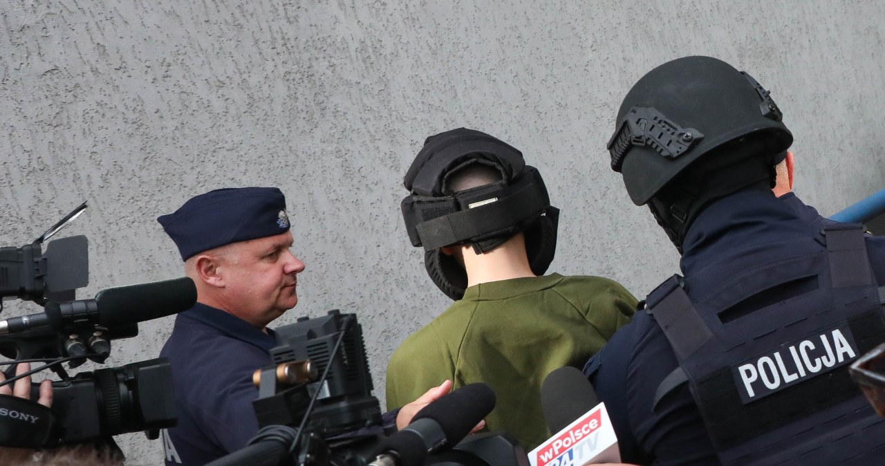 Atak nożownika w Ostrołęce. Prokuratura: 19-latek usłyszał zarzuty Atak nożownika w Ostrołęce. Prokuratura: 19-latek usłyszał zarzuty