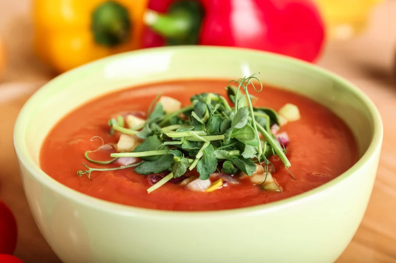 Mieszam pomidory z czerwonym warzywem. Ten myk daje najlepsze gazpacho