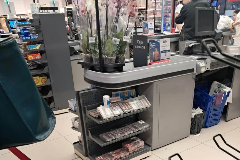 Zdumiewający widok w markecie. Tani produkt, a zamykają go na klucz