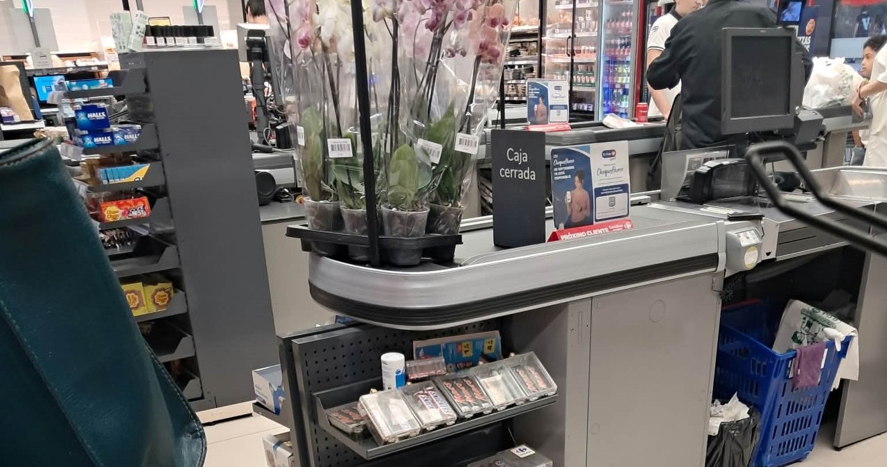 Zdumiewający widok w markecie. Tani produkt, a zamykają go na klucz