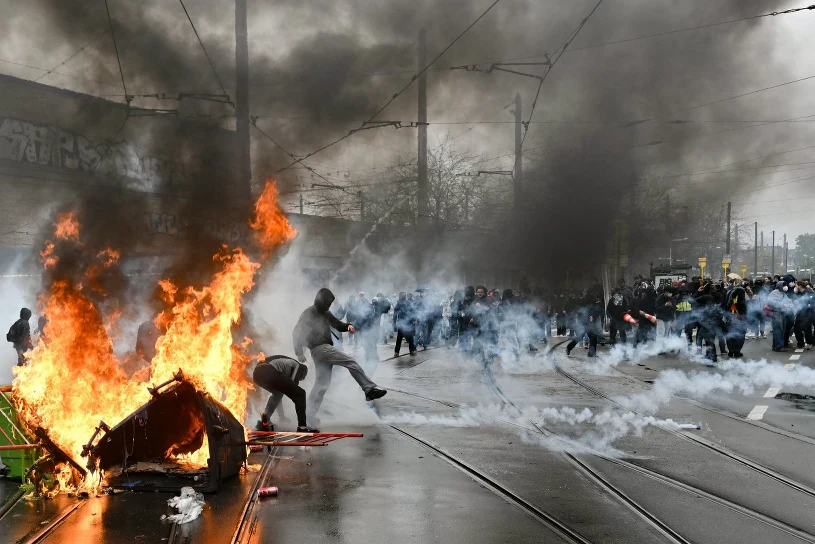 Apokaliptyczne sceny na ulicach Brukseli. Młodzież dołączyła do protestów