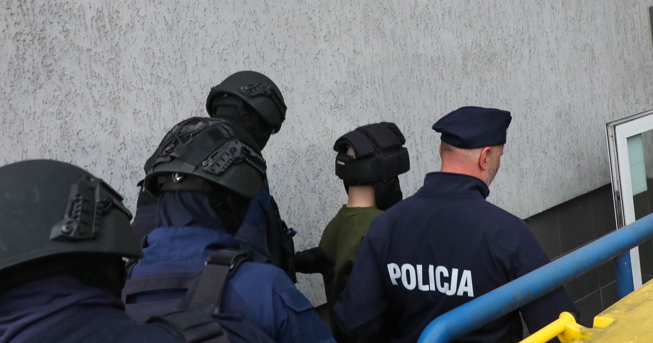 Ostrołęka. 19-latek zaatakował w szkole średniej. Decyzja sądu ws. aresztu Ostrołęka. 19-latek zaatakował w szkole średniej. Decyzja sądu ws. aresztu