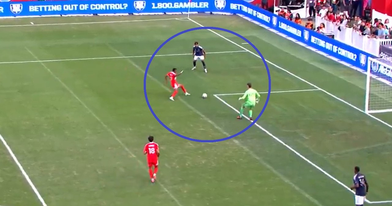 Kuriozalny błąd bramkarza. "Podarował' Lewandowskiemu zwycięstwo. [WIDEO]