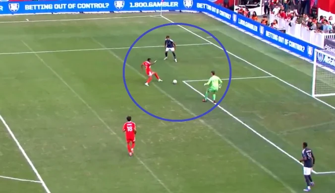 Kuriozalny błąd bramkarza. "Podarował' Lewandowskiemu zwycięstwo. [WIDEO]
