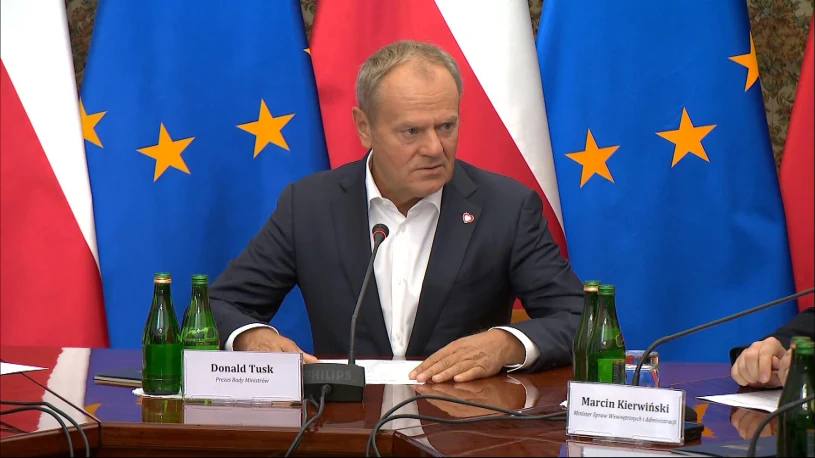 Pilna odprawa po atakach w szkołach. Tusk: 10 tys. policjantów w niedzielę