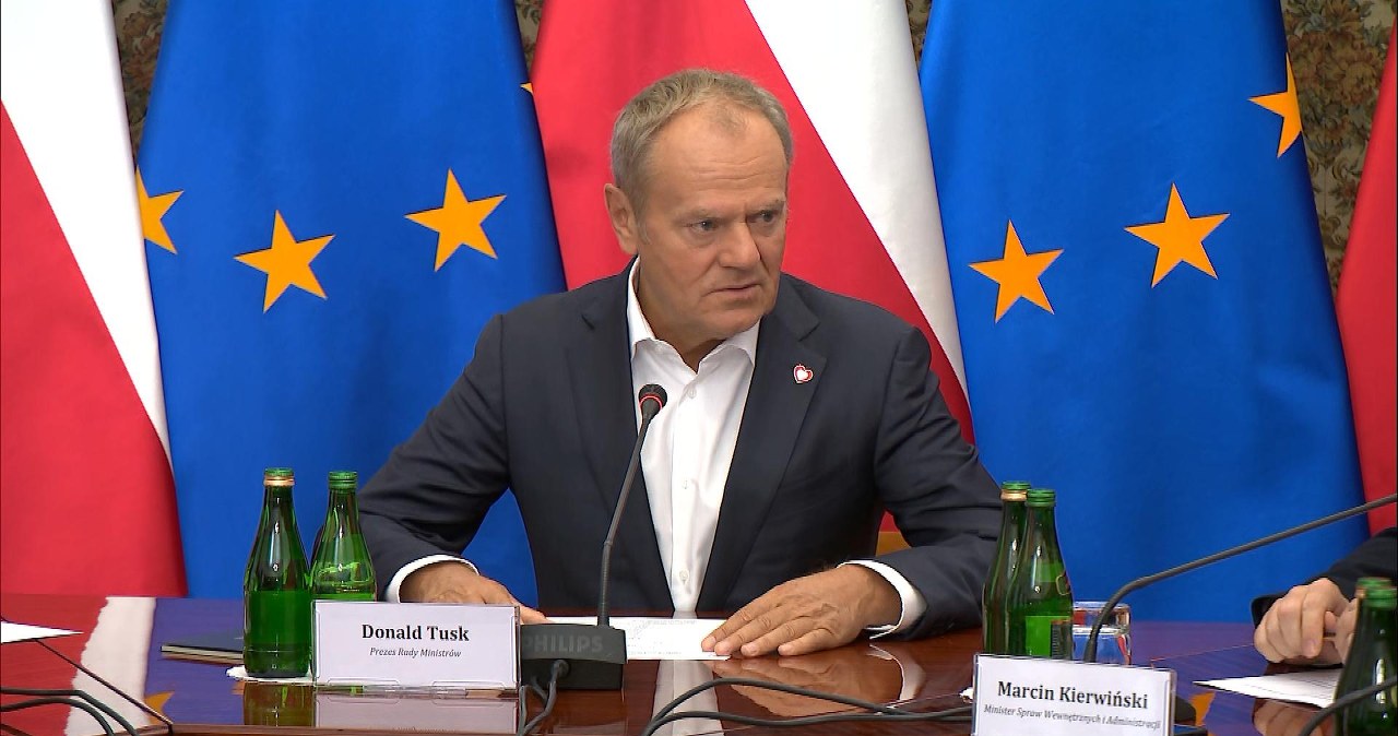 Pilna odprawa po atakach w szkołach. Tusk: 10 tys. policjantów w niedzielę