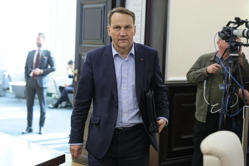 "Będziemy musieli". Sikorski o przygotowaniu NATO na ataki hybrydowe Rosji