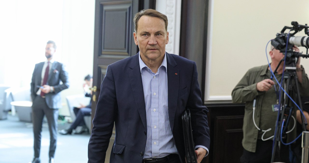 "Będziemy musieli". Sikorski o przygotowaniu NATO na ataki hybrydowe Rosji