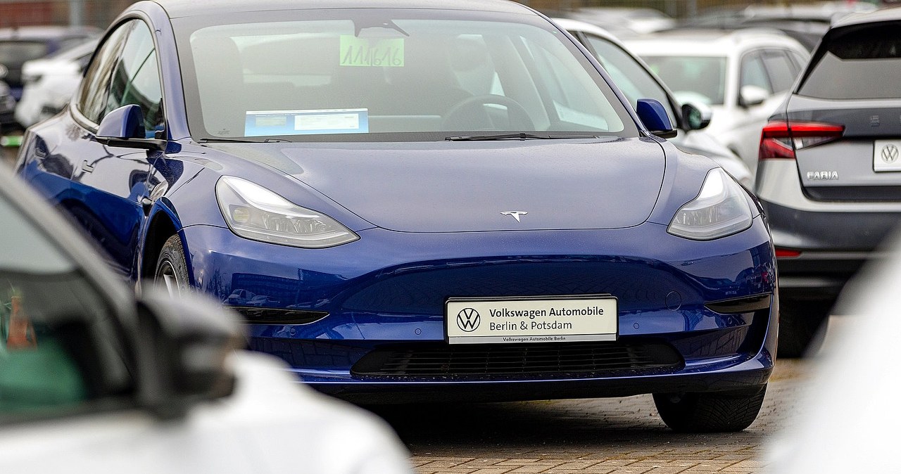 Niemcy przecierają oczy. Tesla pokonała Golfa na jego terenie