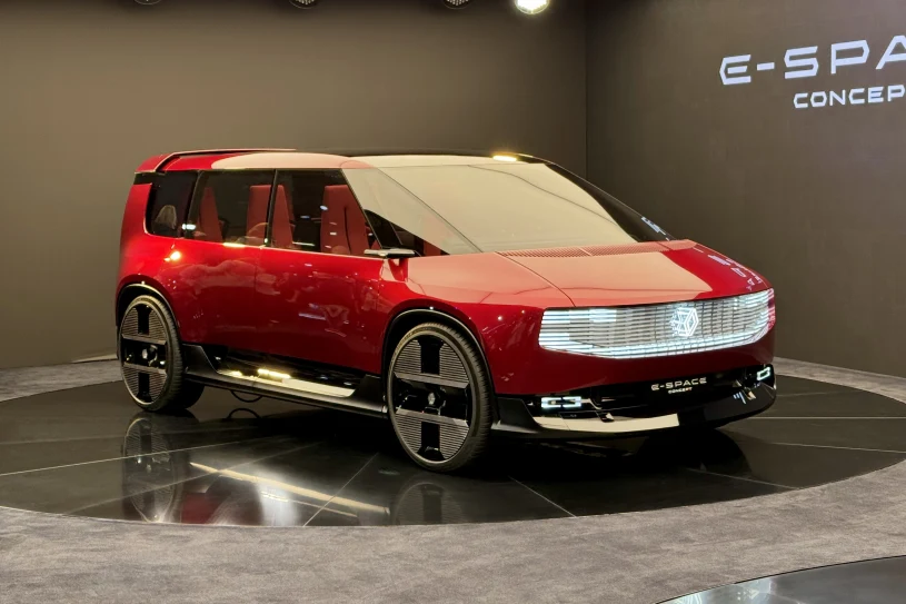 Nowe Renault Espace wraca do korzeni. Elektryczny minivan zamiast SUV-a
