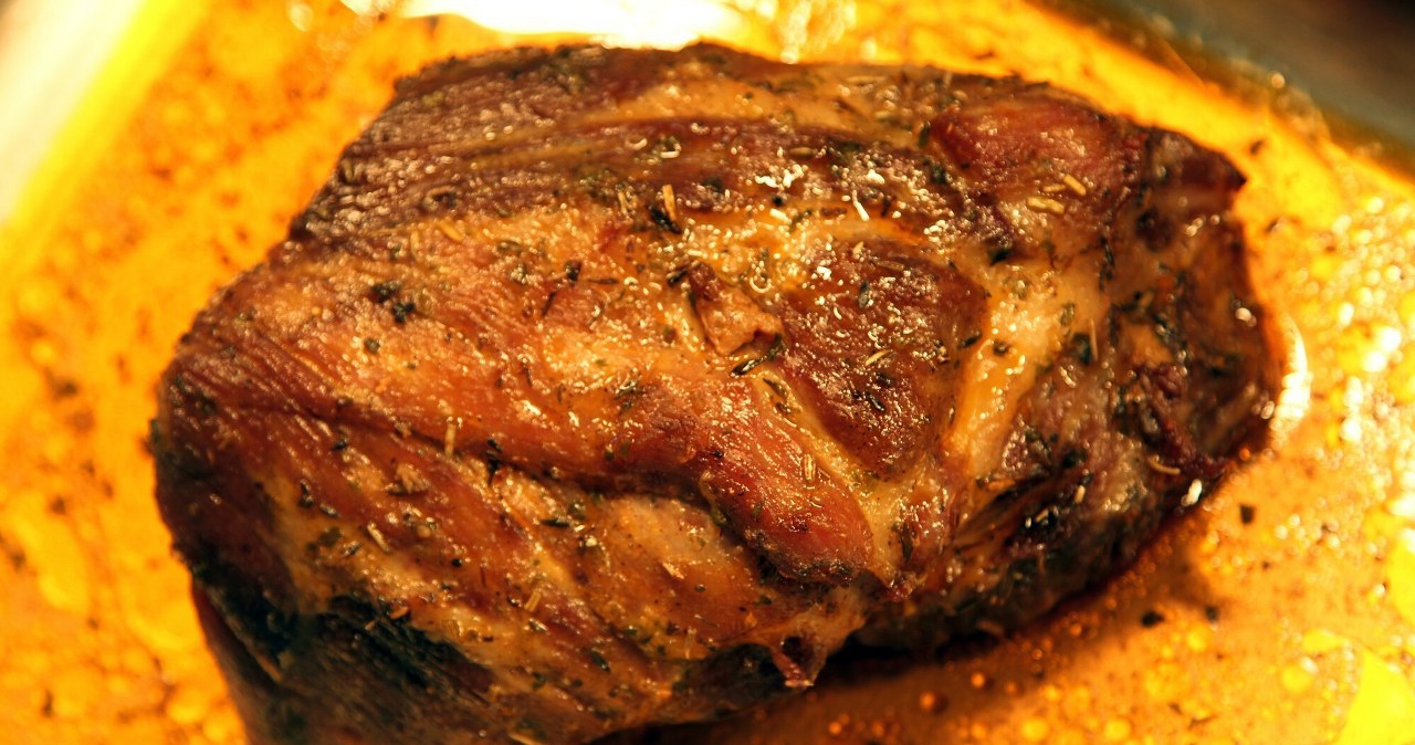 Karkówkę piekę tylko w ten sposób. Wychodzi miękka i aromatyczna