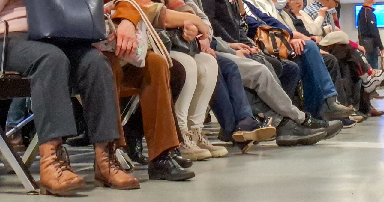 Kolejki do lekarza coraz dłuższe. Nowy raport pokazuje skalę problemów