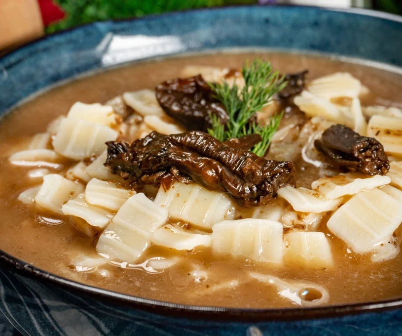 Goście po cmentarzu wpadają na obiad? Menu, które zrobisz dzień wcześniej