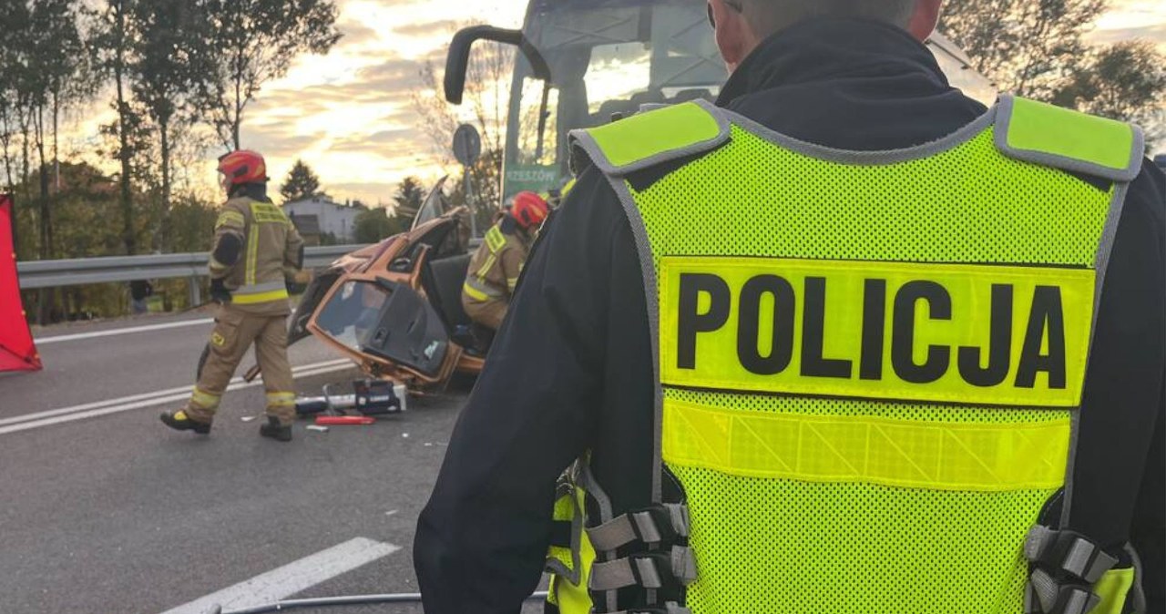 Kupno, DK nr 9. Tragiczny wypadek auta i autobusu. Nie żyją dwie osoby Kupno, DK nr 9. Tragiczny wypadek auta i autobusu. Nie żyją dwie osoby