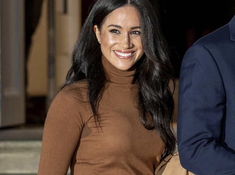 Meghan Markle wybrała karmelowe okrycie. Ten kolor będzie królował jesienią