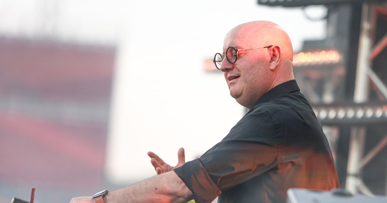Ksiądz za konsoletą powraca do Polski na największy koncert. Co już wiemy?