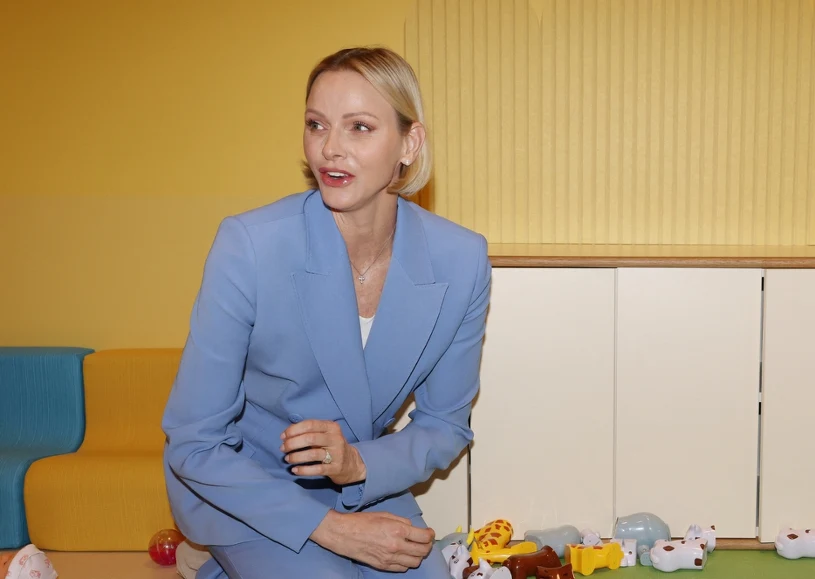 Charlene i Kate stawiają na błękitne garnitury. Ten kolor to istotny sygnał