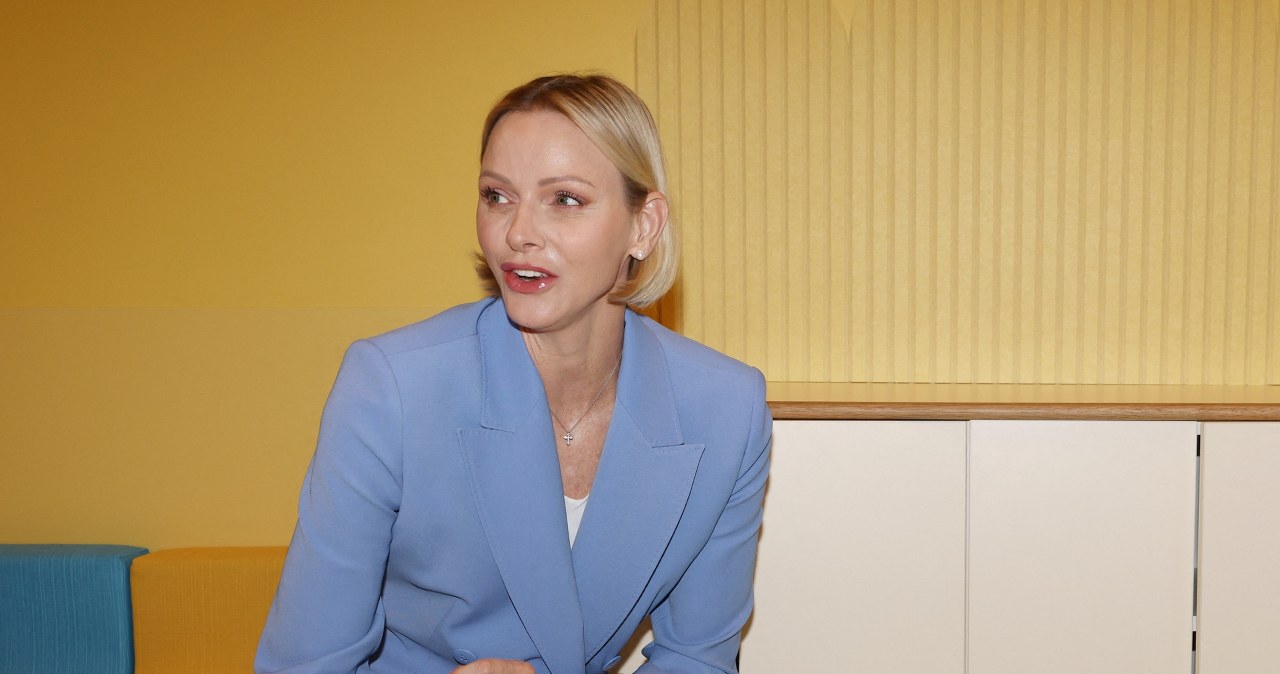 Charlene i Kate stawiają na błękitne garnitury. Ten kolor to istotny sygnał