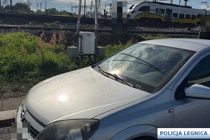 Spieszyła się na pociąg. Zostawiła samochód pod rogatkami i pobiegła